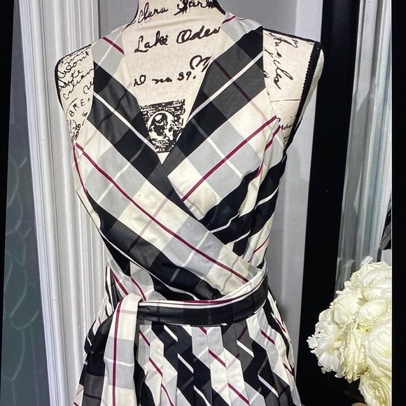 Lauren Ralph Lauren Dresses & Skirts - Lauren Ralph Lauren Sleeveless Pleated Dress with pockets - size 8